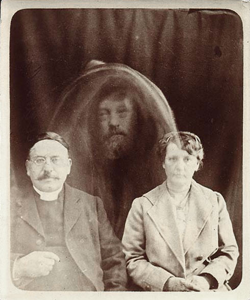 Le révérend Charles L. Tweedale et Mme Tweedale avec la prétendue forme spirituelle de F. Burnett. Cette photographie d'esprit, comme toutes celles de William Hope, a été démasquée comme étant frauduleuse.