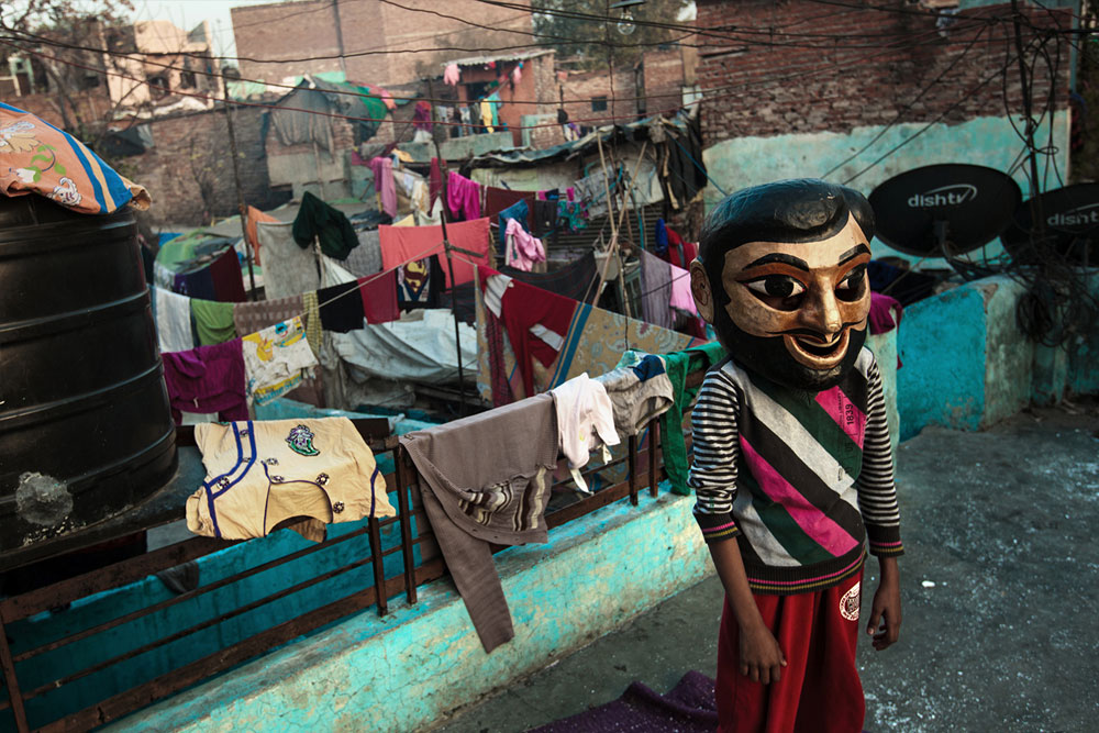 Artiste de Kathputli Colony (Delhi) avec un masque de théâtre